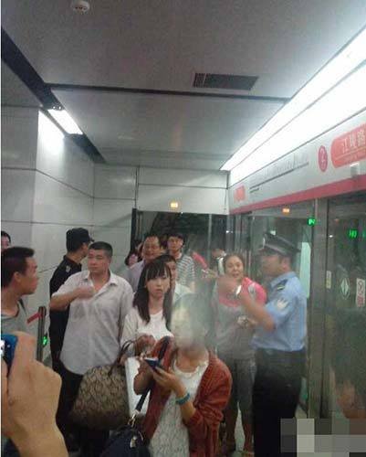杭州地铁抛锚钱塘江底 乘客沿隧道走半小时--慈