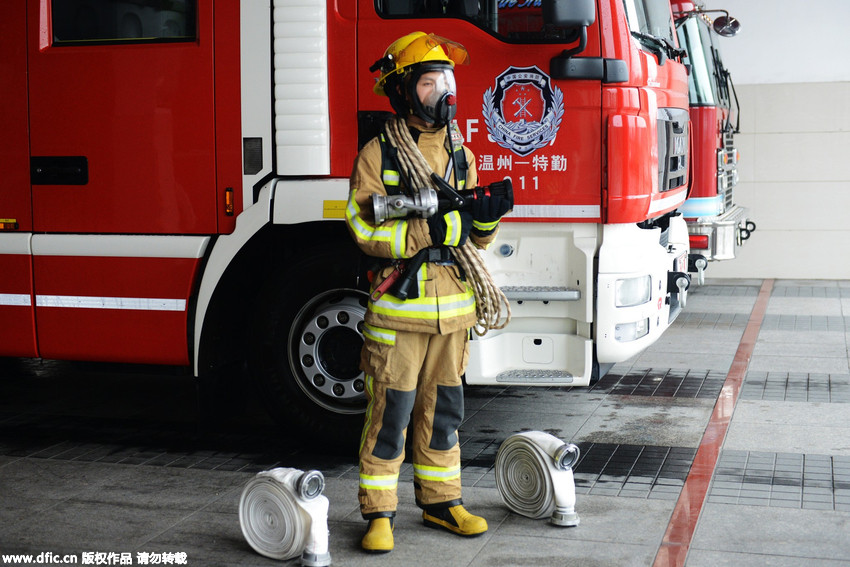 可亲可敬!揭秘消防员16种、22件贴身装备重达