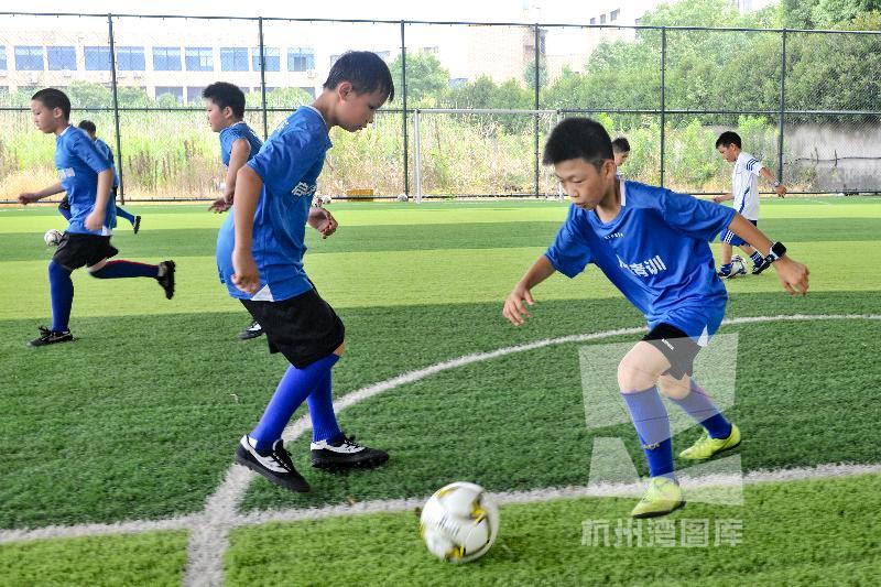 踢足球护膝小孩能用吗,踢足球影响小孩长高吗