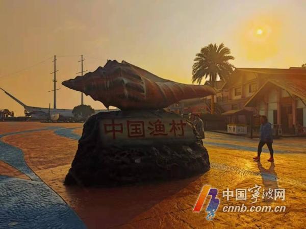 月28日早晨,旭霞满天,象山石浦的中国渔村景区呈现令人惊艳的天海之镜